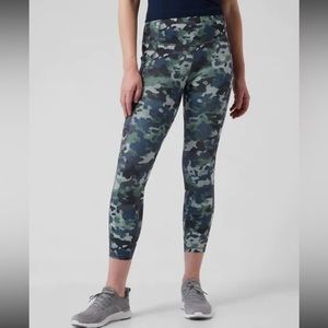 NWT Athleta Ultimate Stash 7/8 Tight Leggings,‎ Size Medium, Cloud Camo